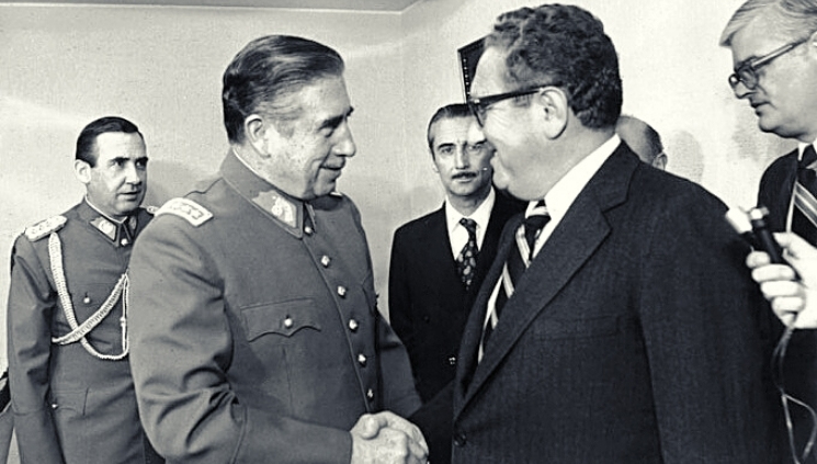 Henry Kissinger e Augusto Pinochet 1976 Imagem Ministerio de Relaciones Exteriores de ChileWikipedia