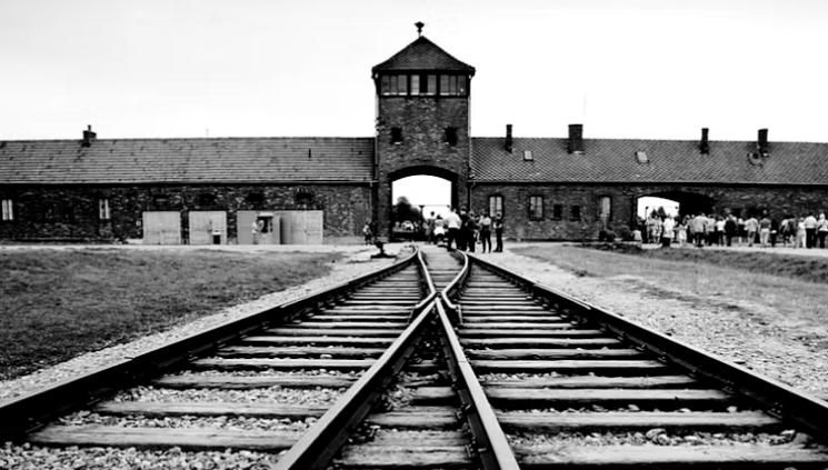 A entrada para o campo de concentracao de Auschwitz Birkenau. Foto ShutterstockWJC